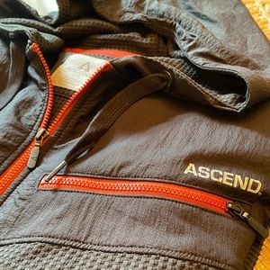 Never worn, Ascend Men’s lightweight pullover with hood.